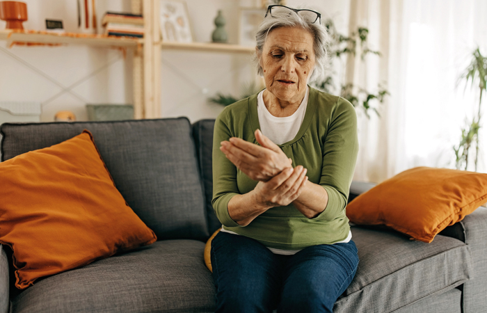 old-woman-arthritis-wrist